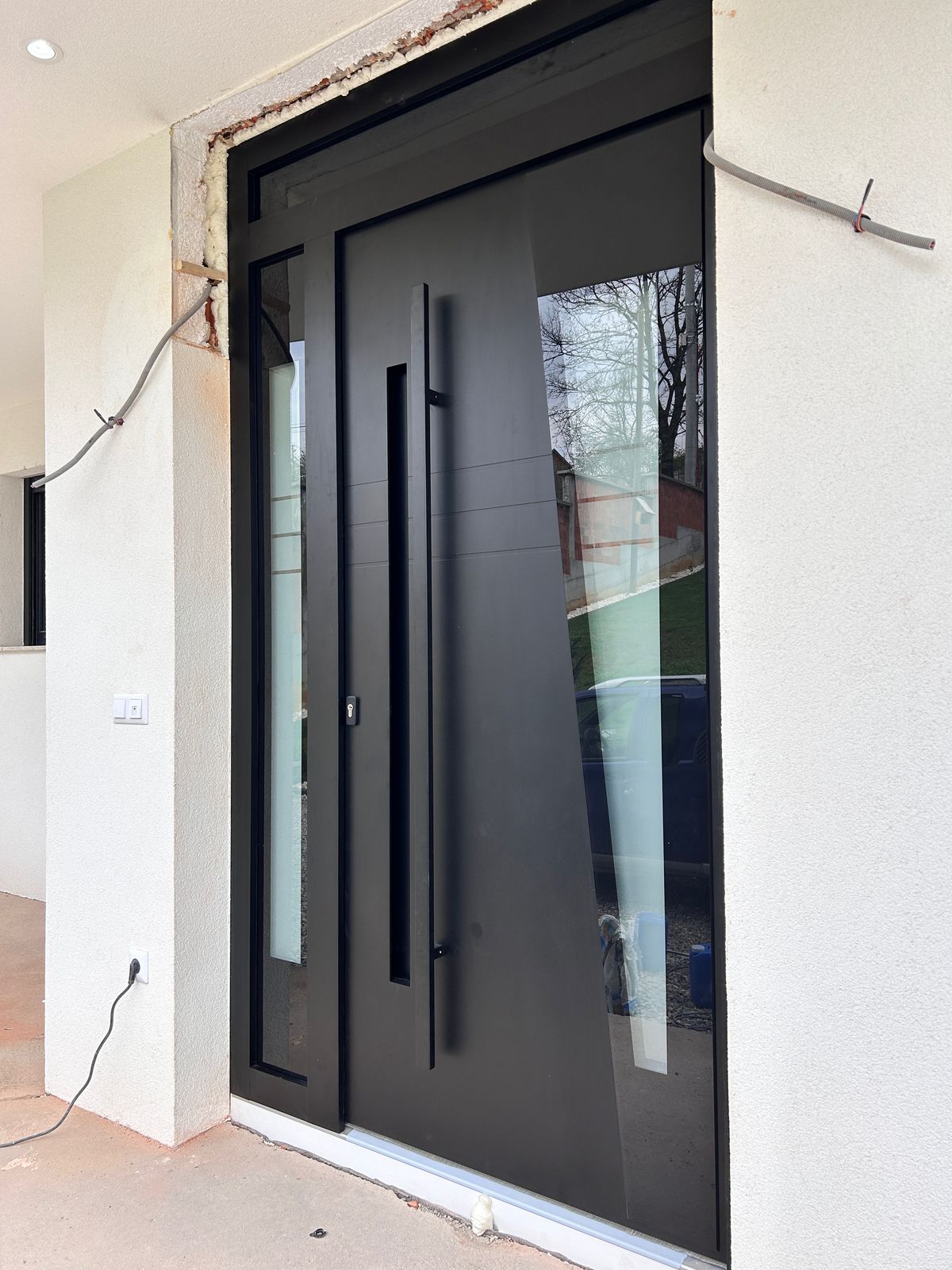 Dere moderne e montuar nga IDEAL Plast