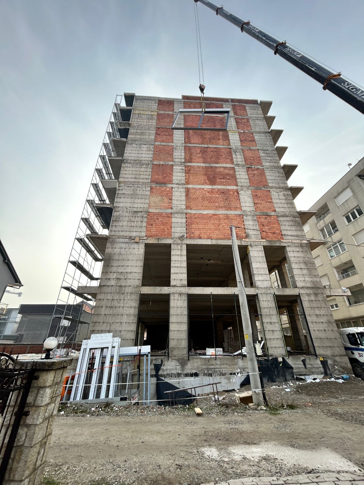 Montim i dritares me vinç në objekt